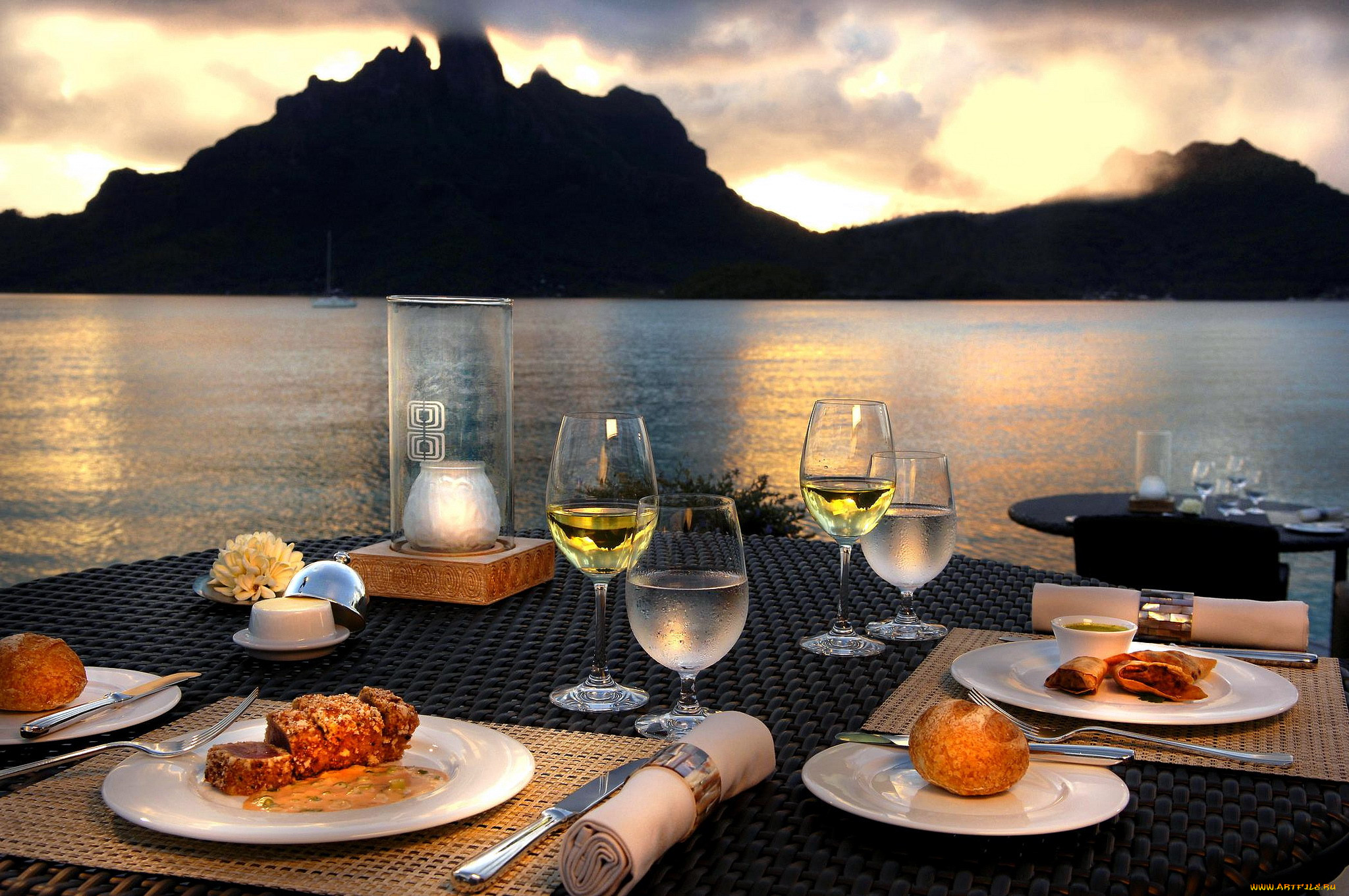 Прекрасный ужин. Столик у моря. Ужин на берегу моря. Красивый ужин. Романтический ужин на природе.